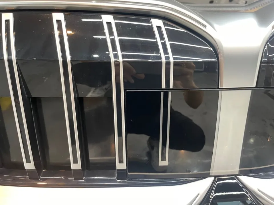 BMW 5 Series vinyl wrap - BMW 5 Series Grille Wrap Review: Blackout Effect photo 3