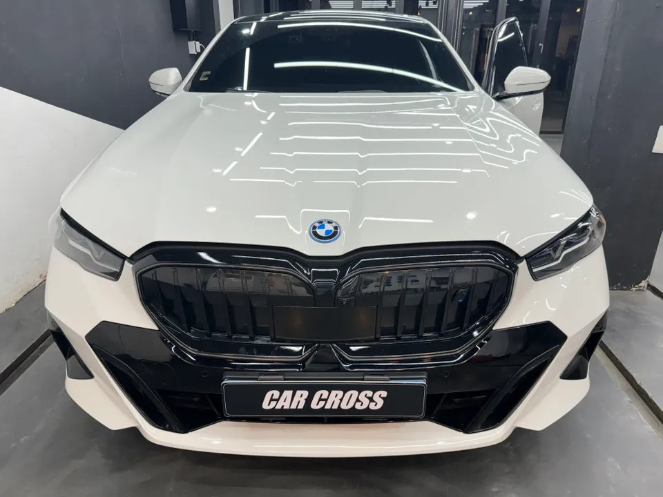 BMW 5 Series vinyl wrap - BMW 5 Series Grille Wrap Review: Blackout Effect photo 5
