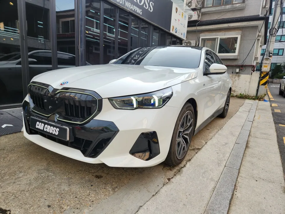 BMW 5 Seriesのカーラッピング事例 施工写真 1-2