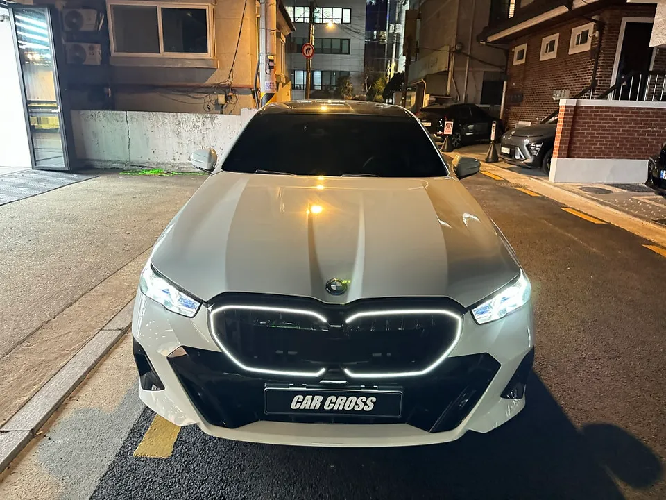 BMW 5 Seriesのカーラッピング事例 施工写真 2-2