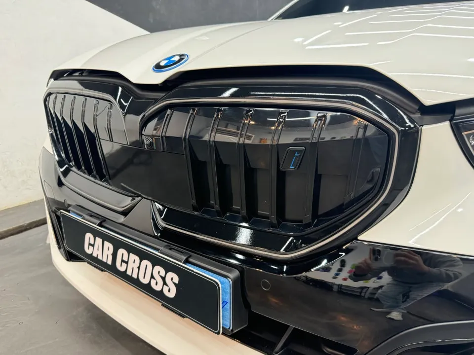BMW 5 Seriesのカーラッピング事例 施工写真 4-2