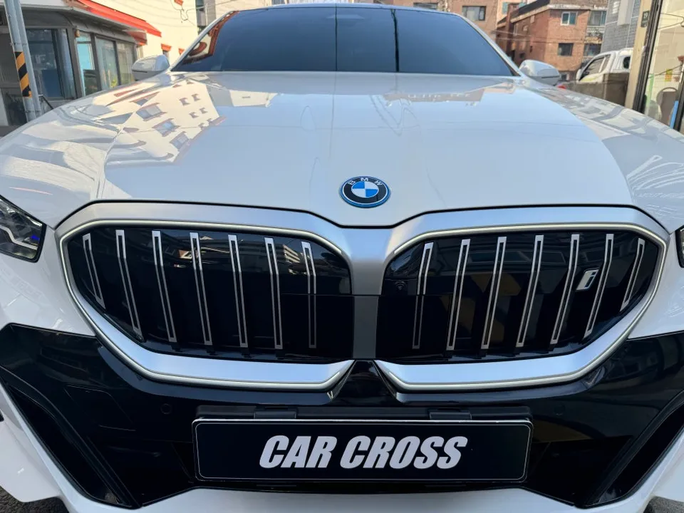BMW 5 Seriesのカーラッピング事例 施工写真 1-3