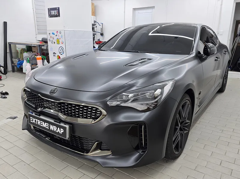 Kia Stingerのカーラッピング事例｜サテンプロージョンオーシャン 施工写真 2-1