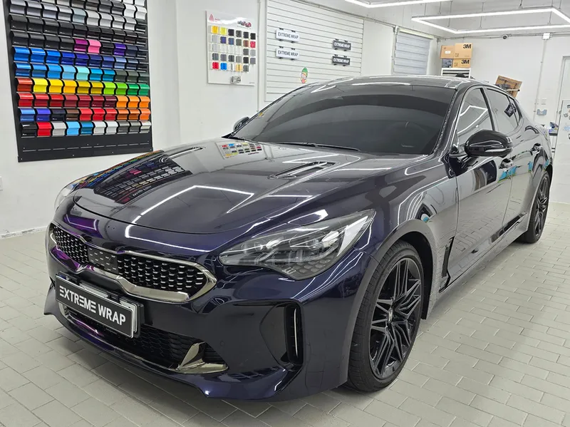 Kia Stingerのカーラッピング事例｜サテンプロージョンオーシャン 施工写真 2-2