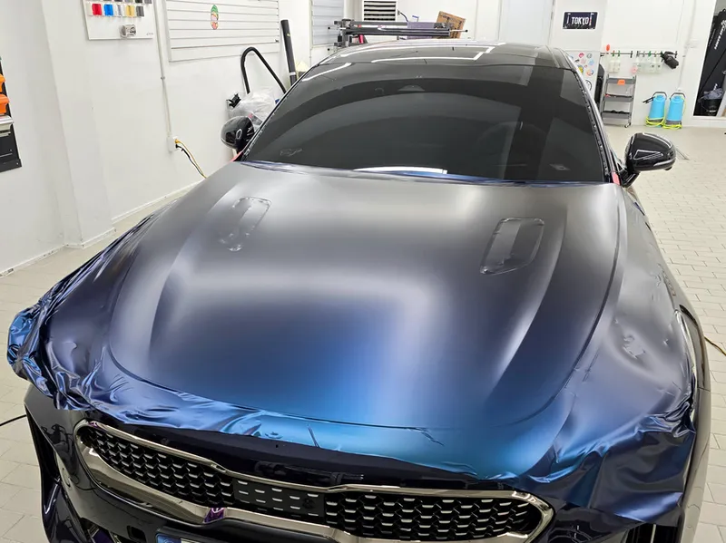 Kia Stingerのカーラッピング事例｜サテンプロージョンオーシャン 施工写真 1-3
