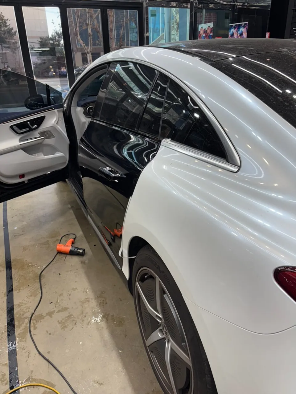 Mercedes-Benz EQEのカーラッピング事例｜高級感ある仕上がり 施工写真 3-2