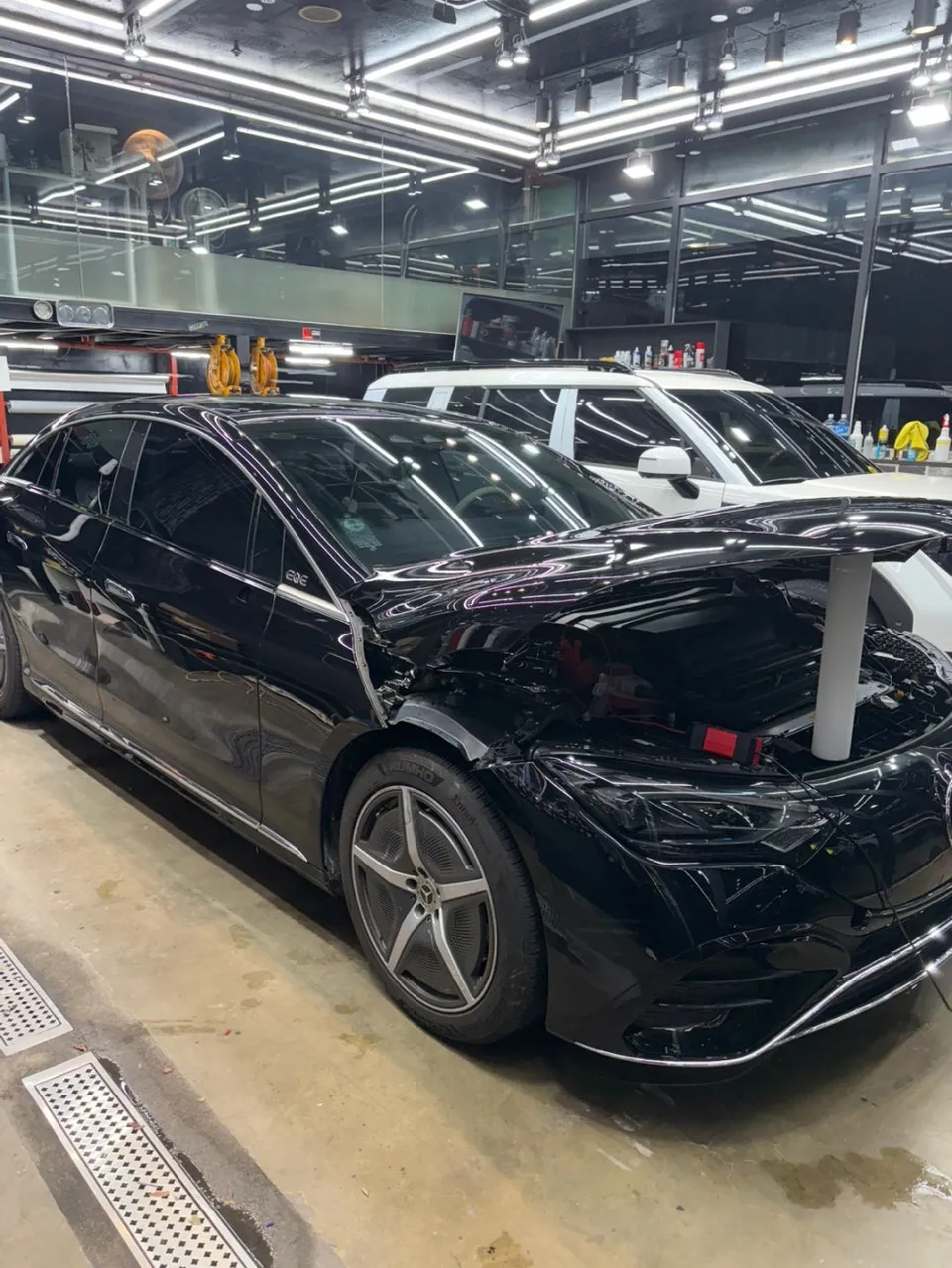 Mercedes-Benz EQEのカーラッピング事例｜高級感ある仕上がり 施工写真 1-3