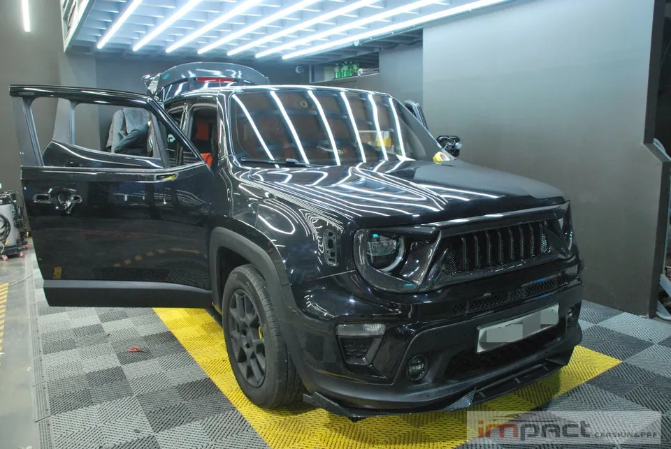 Jeep Renegadeのカーラッピング事例:サテンブラックの変貌 施工写真 2-1