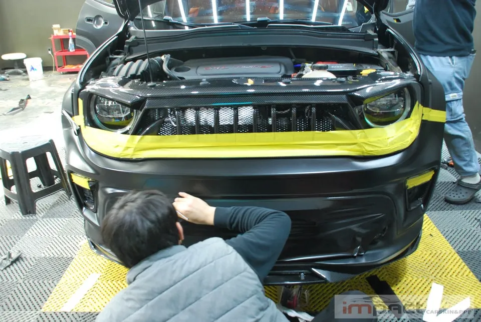 Jeep Renegadeのカーラッピング事例:サテンブラックの変貌 施工写真 2-2