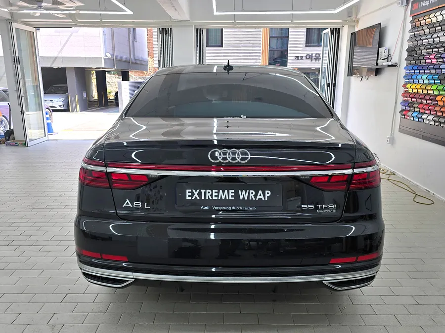 Audi A8のカーラッピング事例|クローム除去で高級感アップ 施工写真 2-1