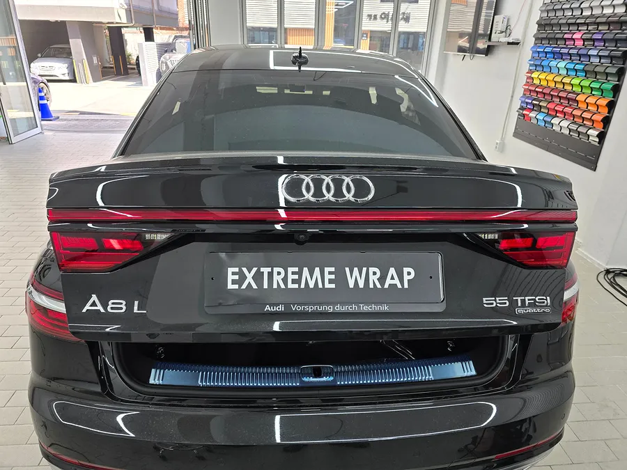 Audi A8のカーラッピング事例|クローム除去で高級感アップ 施工写真 1-2