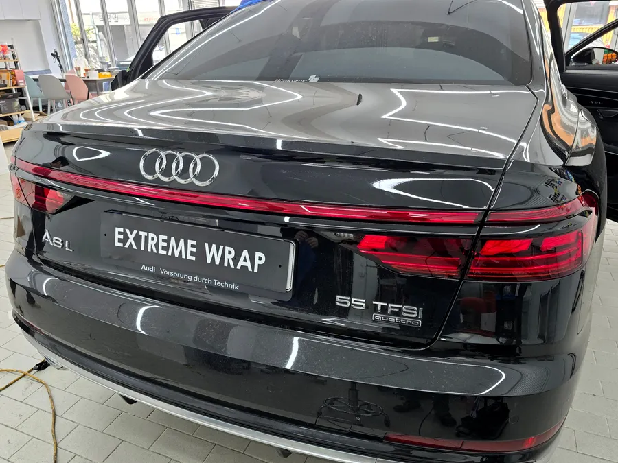 Audi A8のカーラッピング事例|クローム除去で高級感アップ 施工写真 2-2