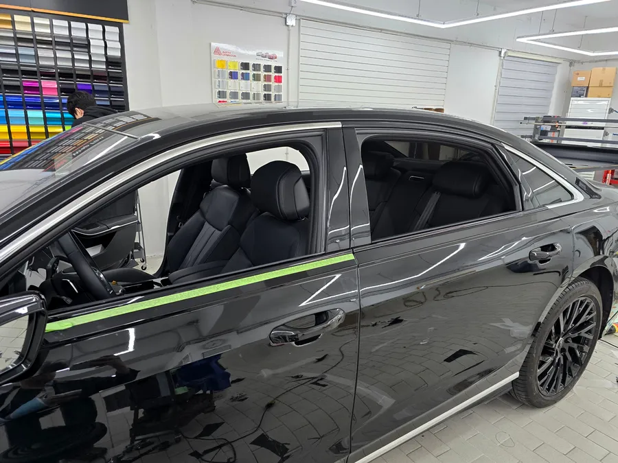 Audi A8のカーラッピング事例|クローム除去で高級感アップ 施工写真 3-2