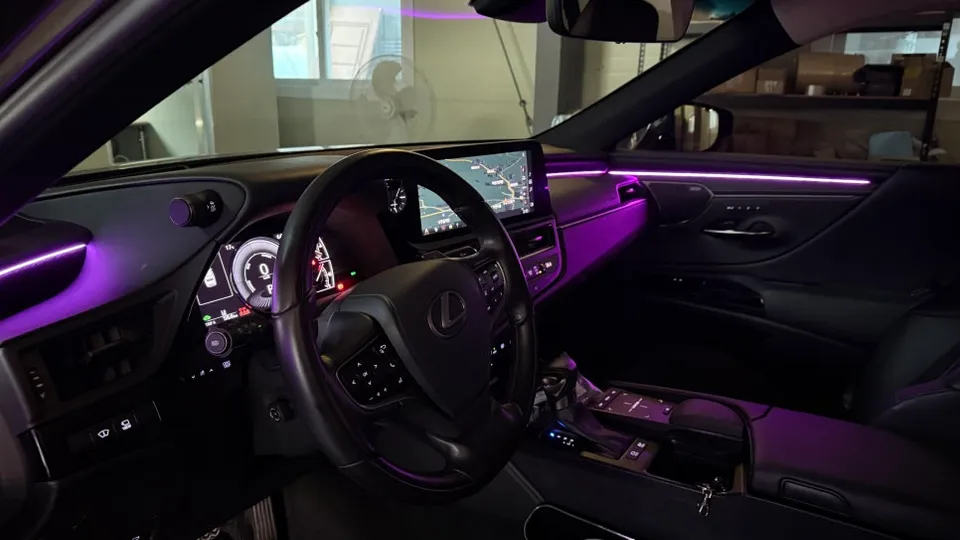 Lexus ES 300h ambient lighting - Lexus ES 300h Ambient Lighting Review — Brighter Interior photo 3