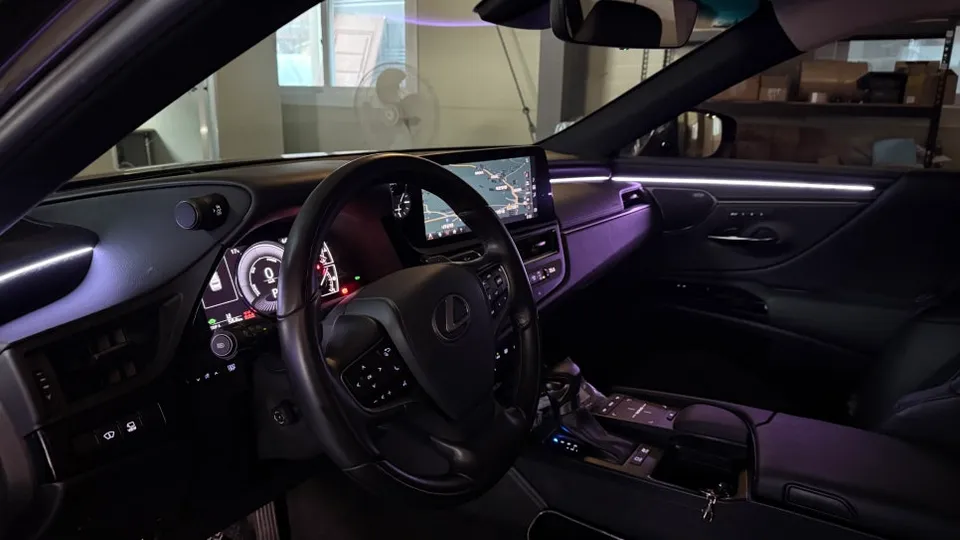 Lexus ES 300h ambient lighting - Lexus ES 300h Ambient Lighting Review — Brighter Interior photo 4