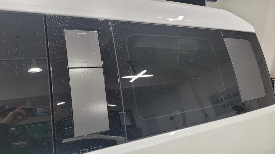 Hyundai Santa Fe MX5のカーラッピング事例｜クローム除去 施工写真 3-3