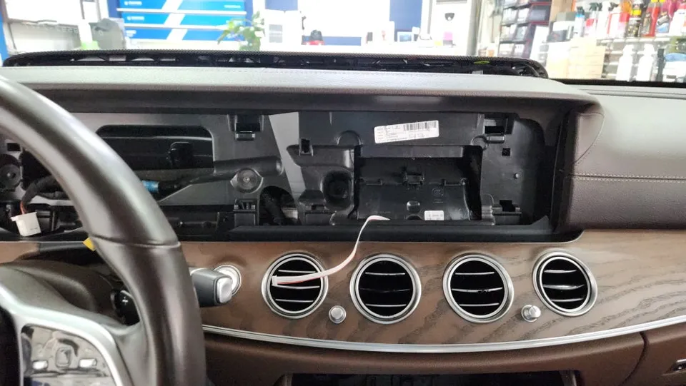 Mercedes-Benz E-Class W213のAndroid Auto・CarPlay取付事例 施工写真 2-1