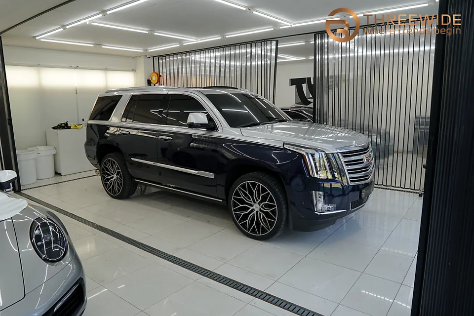 Cadillac Escaladeのカーラッピング事例|費用目安・仕上がり 施工写真 2-1