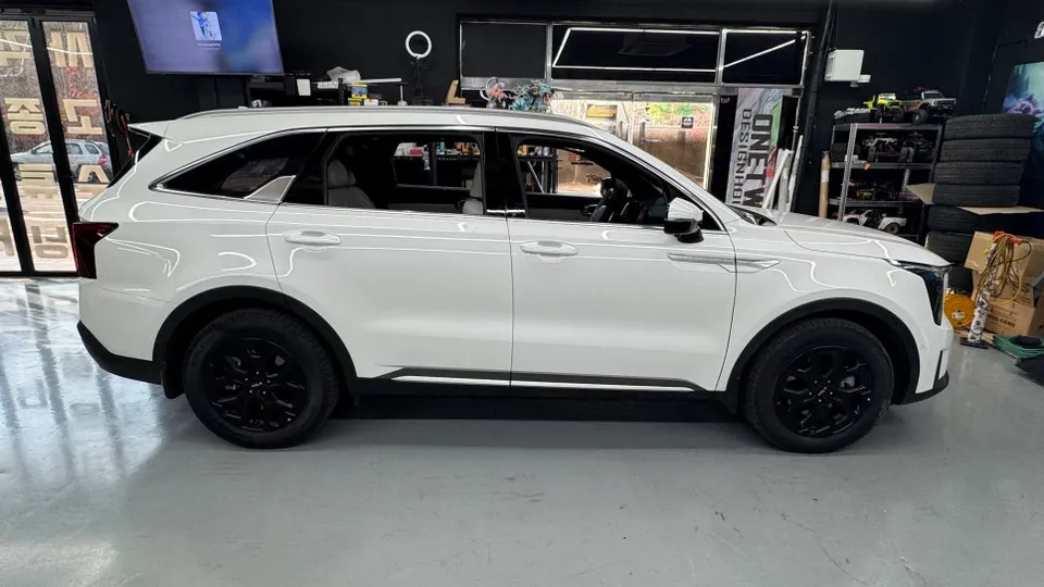 Kia Sorento PPF施工事例|クローム部分の保護と意匠変更 施工写真 2-1