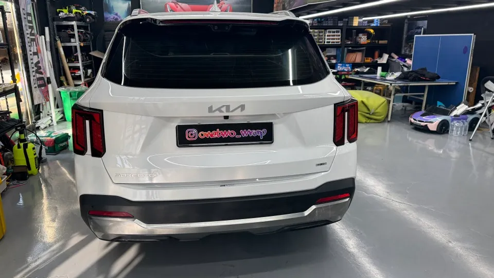 Kia Sorento PPF施工事例|クローム部分の保護と意匠変更 施工写真 3-1