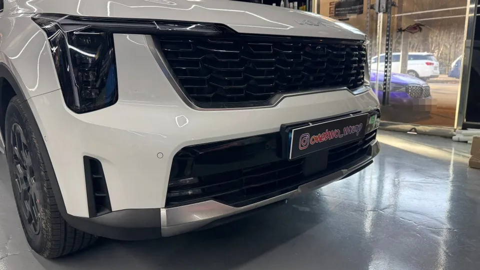 Kia Sorento PPF施工事例|クローム部分の保護と意匠変更 施工写真 2-2