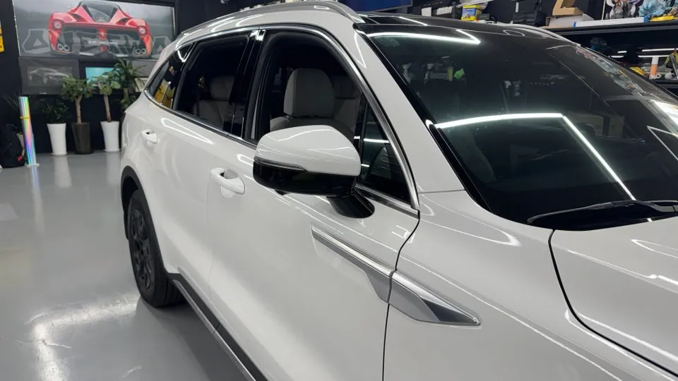 Kia Sorento PPF施工事例|クローム部分の保護と意匠変更 施工写真 3-2