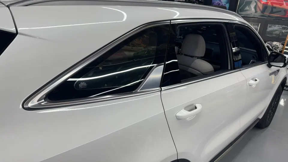 Kia Sorento PPF施工事例|クローム部分の保護と意匠変更 施工写真 2-3