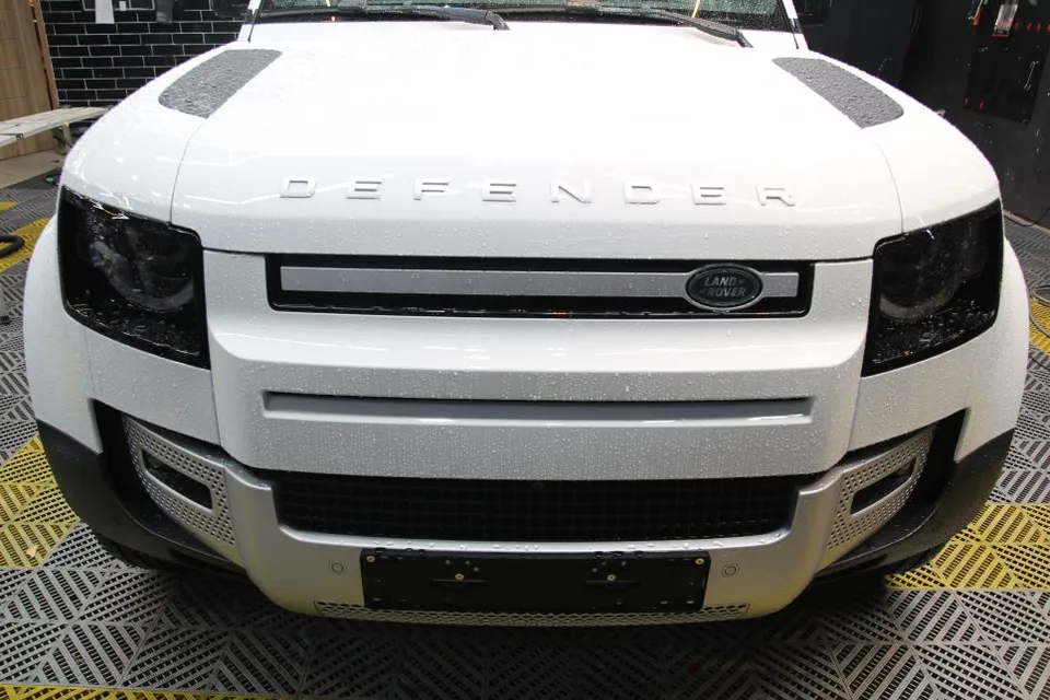 Land Rover Defenderのカーラッピング事例|費用目安・仕上がり 施工写真 1-1