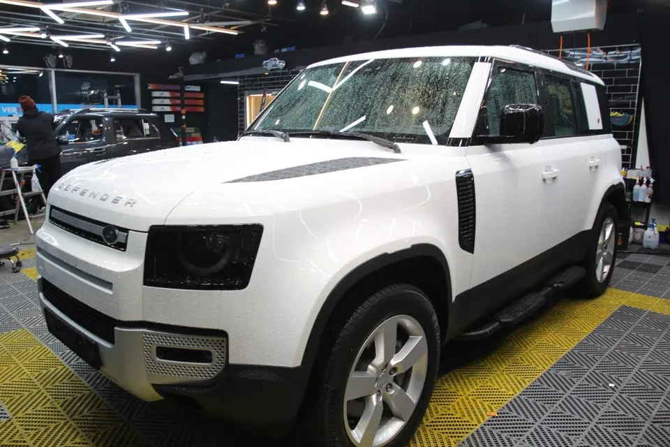 Land Rover Defenderのカーラッピング事例|費用目安・仕上がり 施工写真 2-1