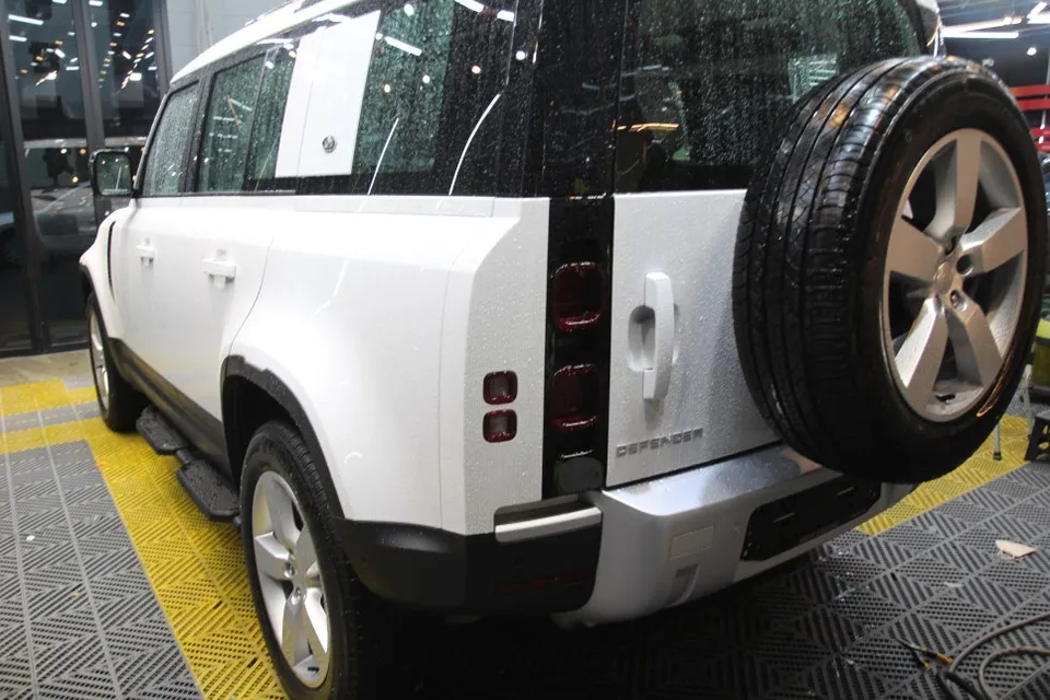 Land Rover Defenderのカーラッピング事例|費用目安・仕上がり 施工写真 1-2