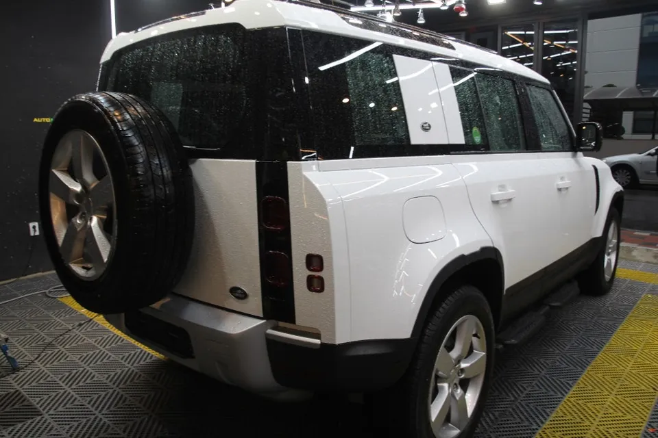 Land Rover Defenderのカーラッピング事例|費用目安・仕上がり 施工写真 2-2