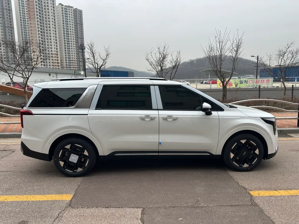 Kia Carnival KA4のカーラッピング事例|費用目安・仕上がり 施工写真 1-1