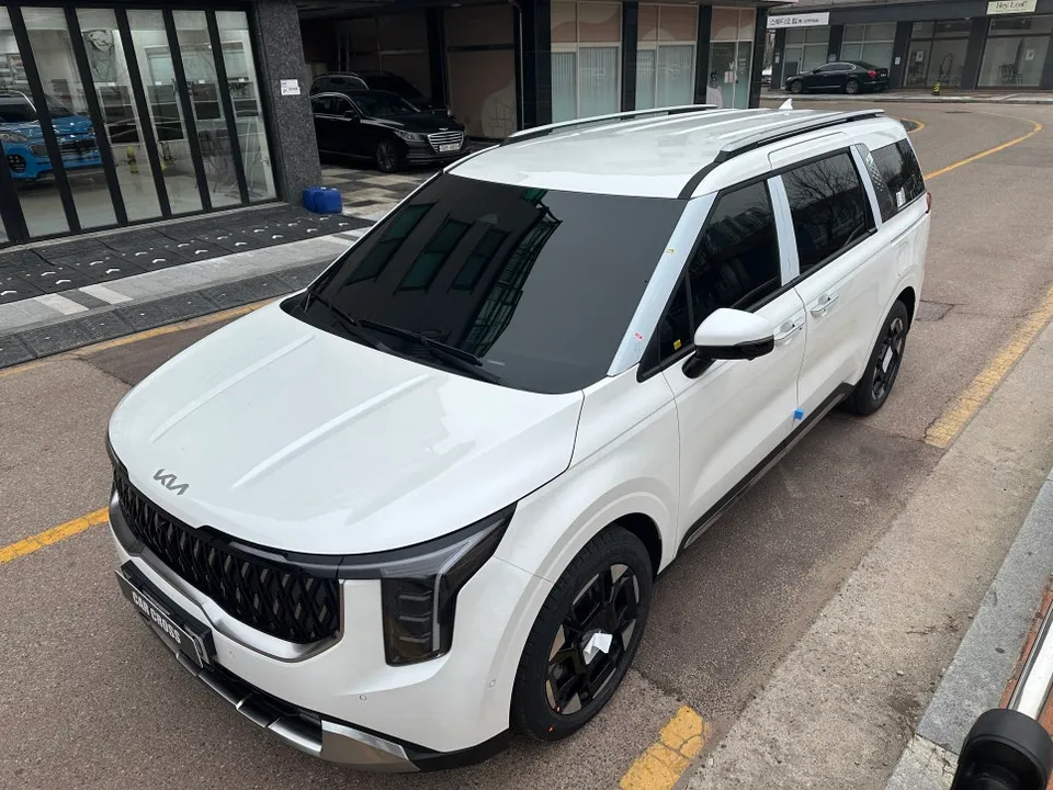 Kia Carnival KA4のカーラッピング事例|費用目安・仕上がり 施工写真 3-1