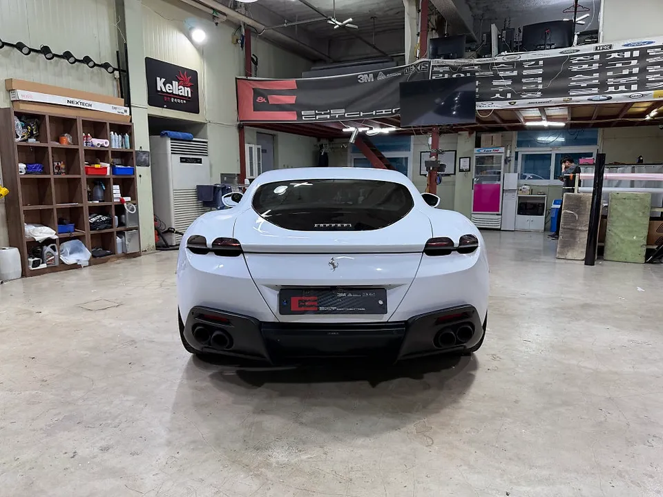 Ferrari Romaのカーラッピング事例 施工写真 3-1