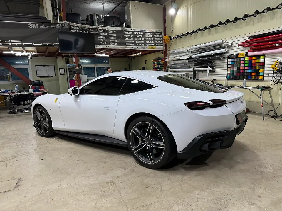 Ferrari Romaのカーラッピング事例 施工写真 2-2