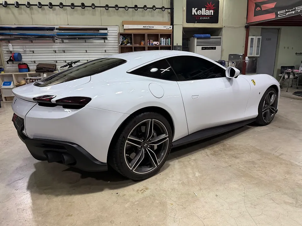 Ferrari Romaのカーラッピング事例 施工写真 3-2