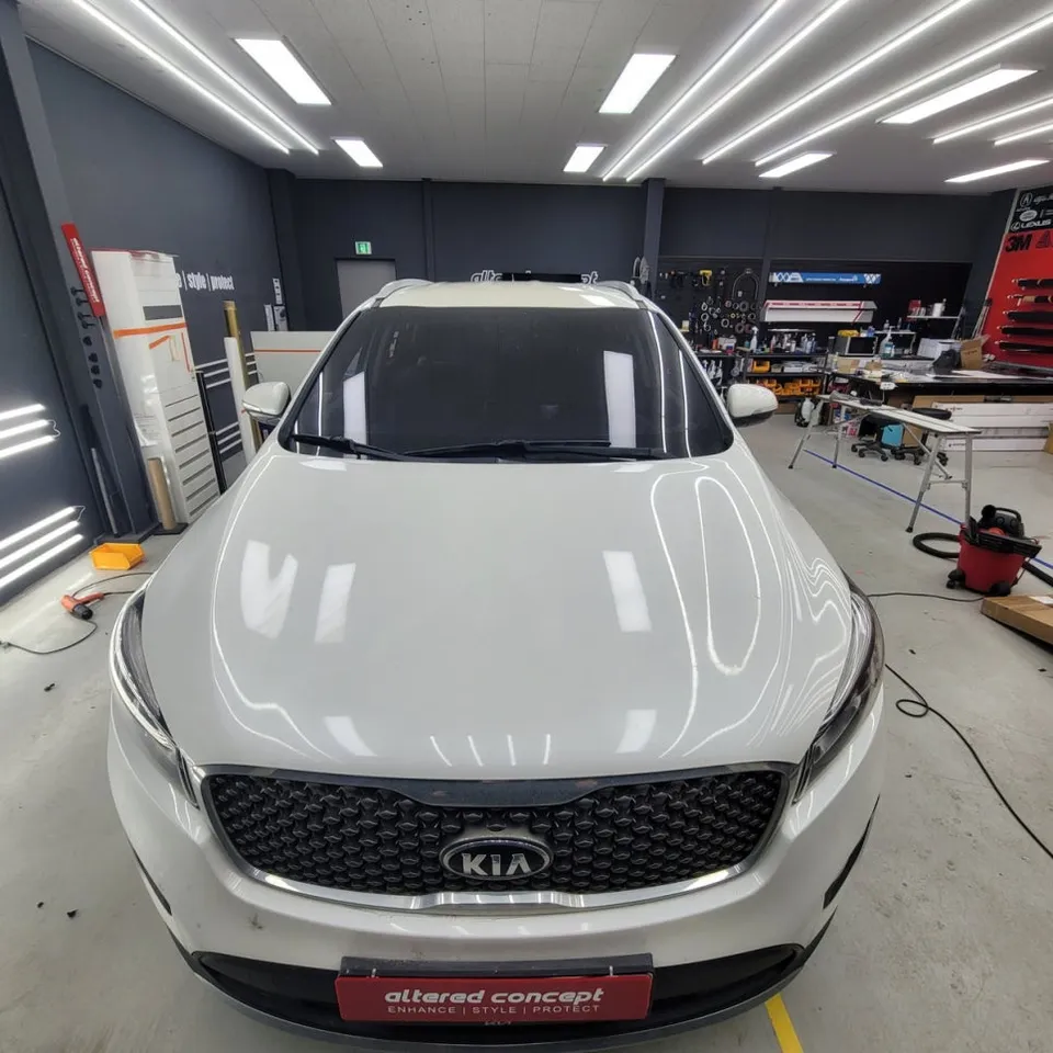 Kia Sorentoのカーラッピング事例|10年経過フィルム除去と再施工 施工写真 3-2