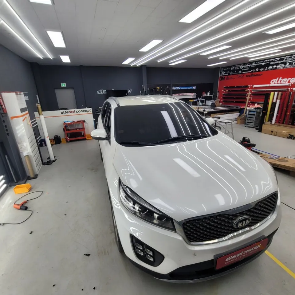 Kia Sorentoのカーラッピング事例|10年経過フィルム除去と再施工 施工写真 1-3