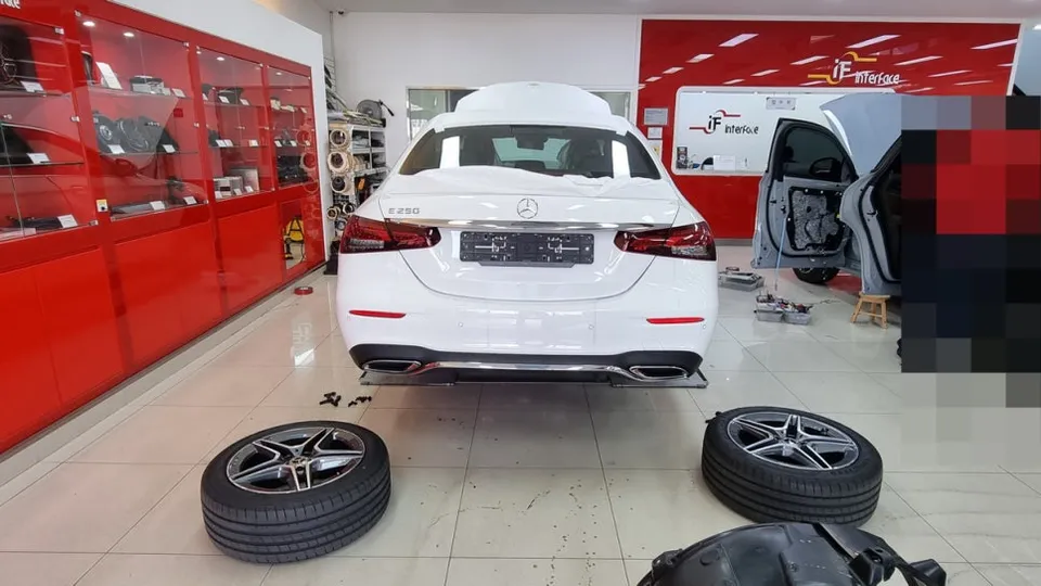 Mercedes-Benz E-Classのカーオーディオ施工事例 施工写真 4-1