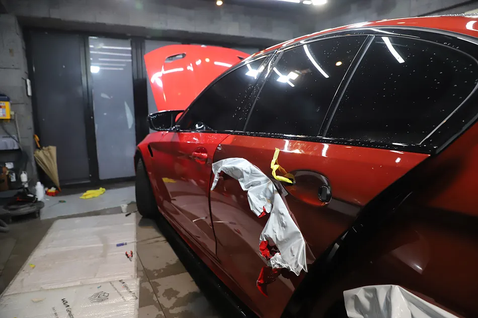 BMW M5のカーラッピング事例|高光沢AXフィルムの仕上がり 施工写真 1-2