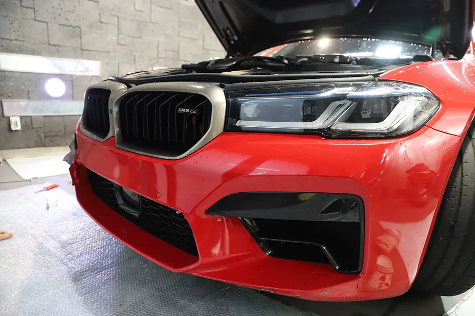 BMW M5のカーラッピング事例|高光沢AXフィルムの仕上がり 施工写真 2-2