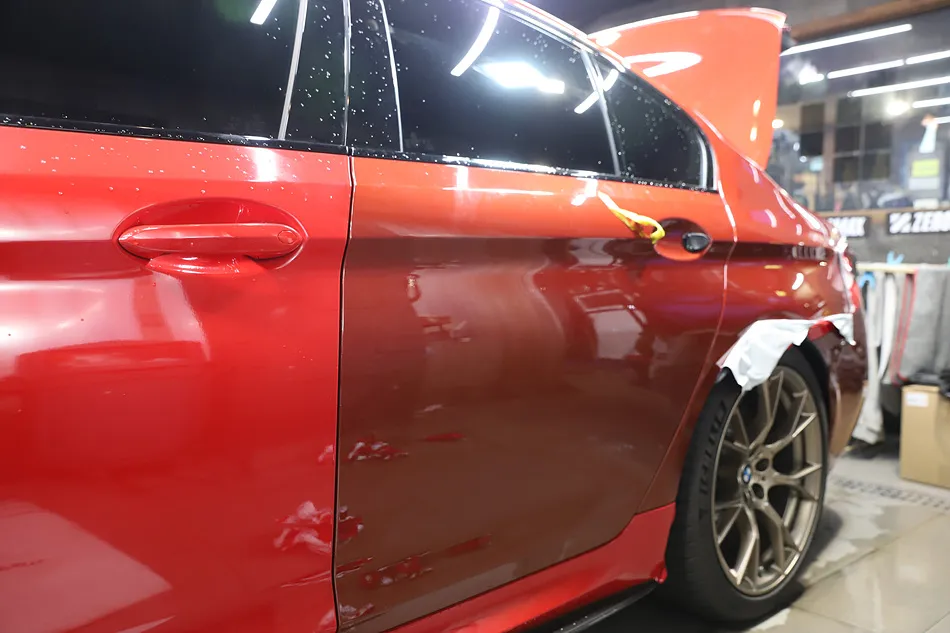 BMW M5のカーラッピング事例|高光沢AXフィルムの仕上がり 施工写真 3-3