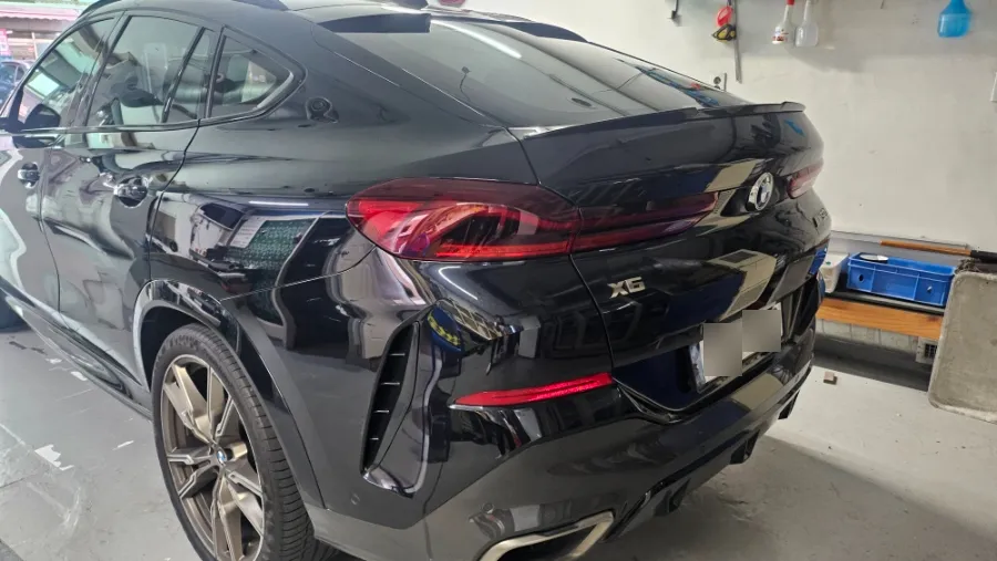 BMW X6のカーラッピング事例|サテンブラックの高級感 施工写真 1-1