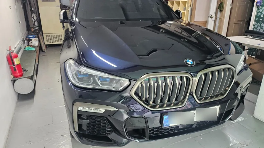 BMW X6のカーラッピング事例|サテンブラックの高級感 施工写真 3-1