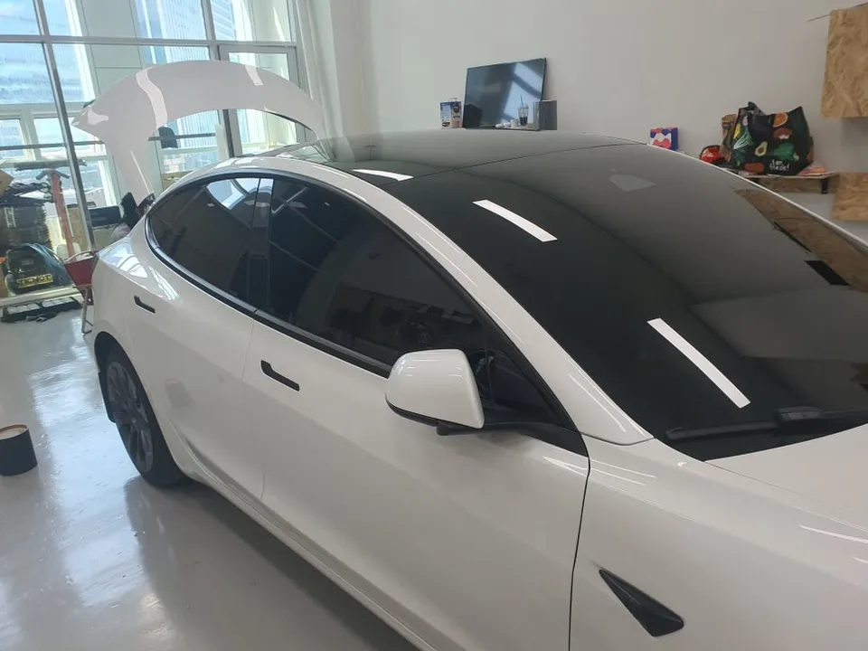 Tesla Model 3 カーフィルム施工事例|断熱・スモーク 施工写真 1-2