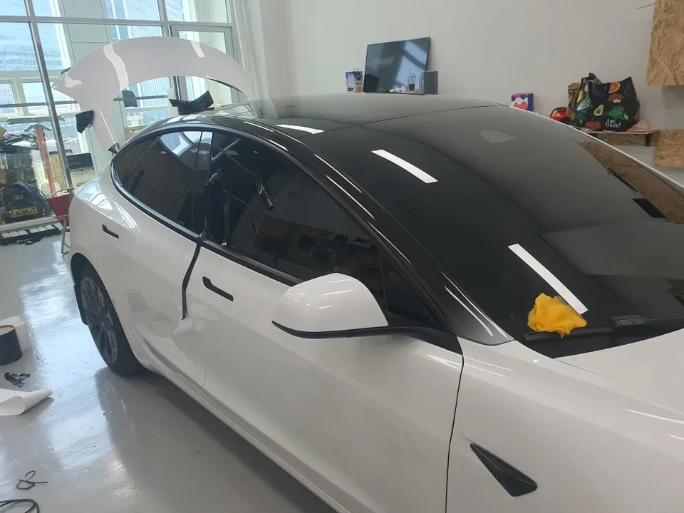Tesla Model 3 カーフィルム施工事例|断熱・スモーク 施工写真 2-2