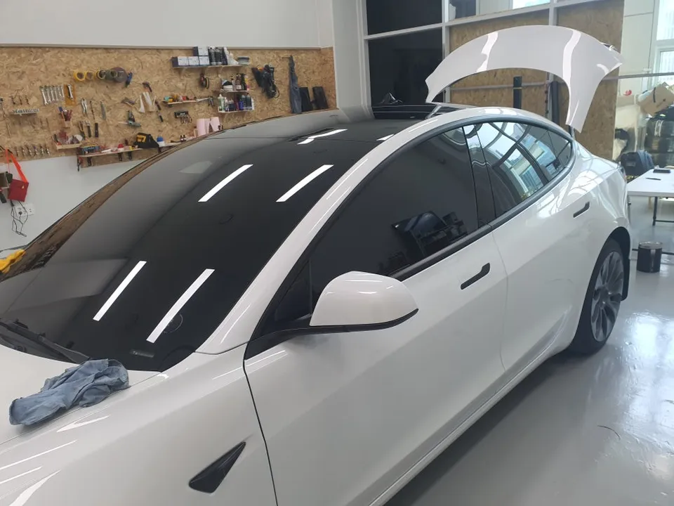 Tesla Model 3 カーフィルム施工事例|断熱・スモーク 施工写真 3-2