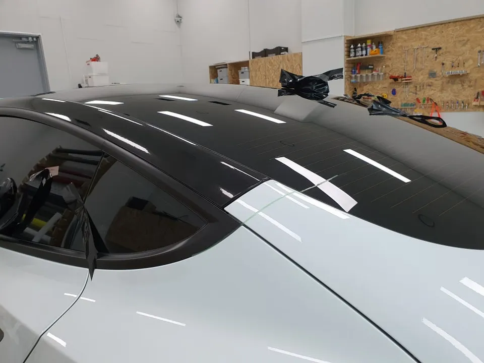 Tesla Model 3 カーフィルム施工事例|断熱・スモーク 施工写真 1-3