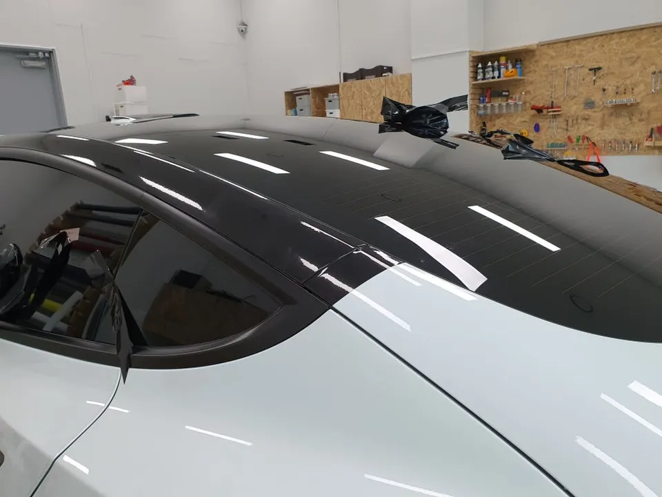 Tesla Model 3 カーフィルム施工事例|断熱・スモーク 施工写真 2-3