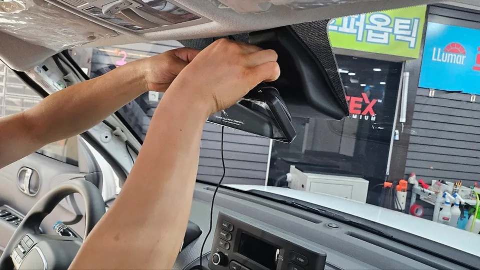 BMW X5のドライブレコーダー取付事例 施工写真 1-2